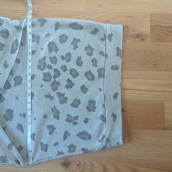 O'Neil. 'Novie' Lepoard Fleece Sweater. Size Medium. - Picture 7 of 13
